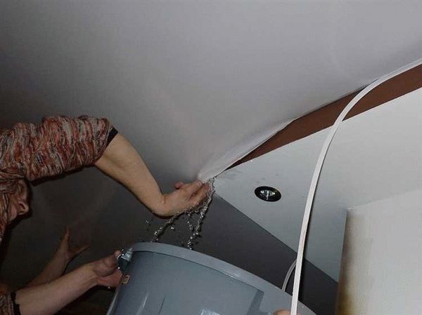 Как слить воду с натяжного потолка при помощи шланга